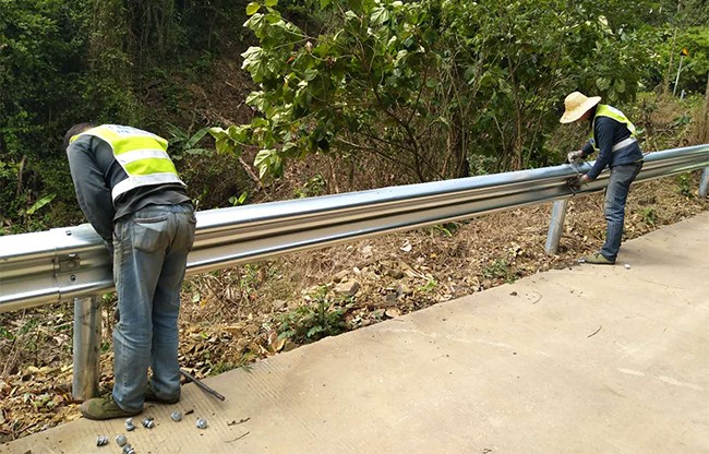 资阳高速公路护栏的定期维护与保养